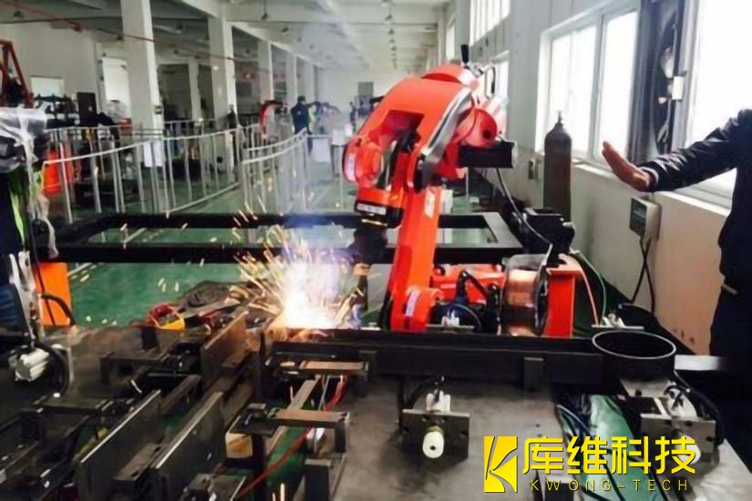 焊接<a href='http://www.topsms.com.cn' target='_blank'><u>機器人工作站</u></a>